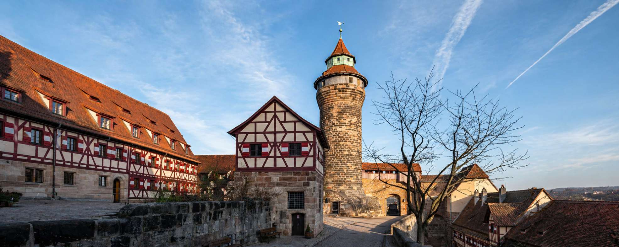 Ansicht des Sinwellturms mit vorgelagertem Brunnenhaus