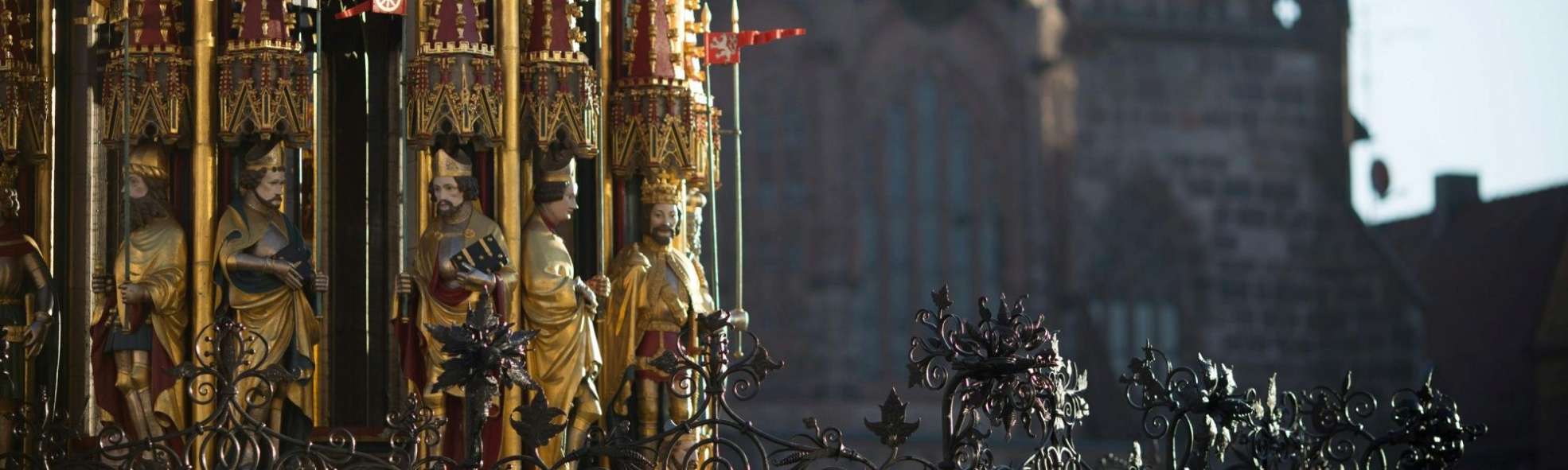 Schöner Brunnen mit Nürnberger Frauenkirche